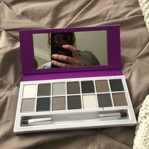 Brand new never used Clinique eyeshadow pallet